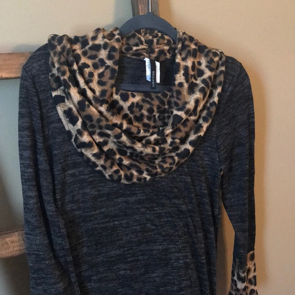 Gray tunic with cheetah print - Picture 2 of 3